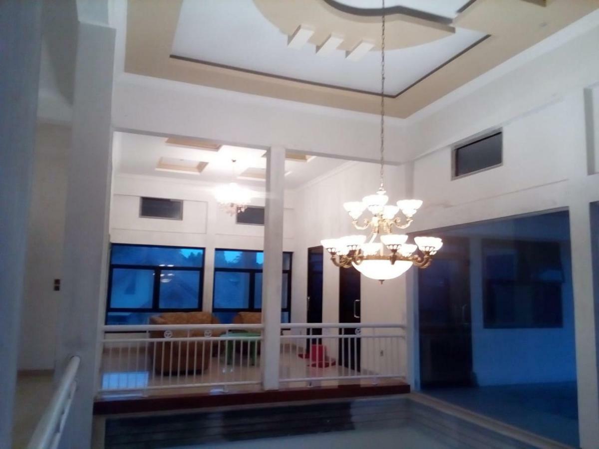 Almira Homestay Джамбі Екстер'єр фото