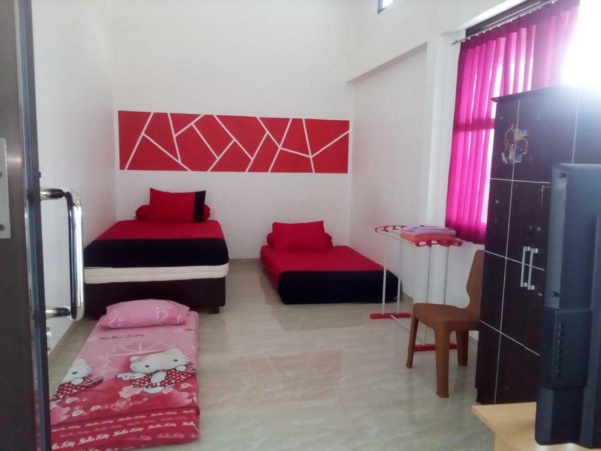 Almira Homestay Джамбі Екстер'єр фото
